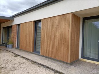 Niwy elewacja deska thermo sosna stara cegła elewacja drewniana HJ Latzke