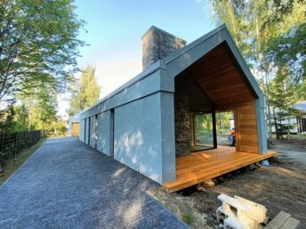 dom elewacja drewniana stodoła taras deska tarasowa drewniana Radonie HJ Latzke