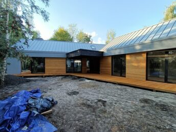 dom elewacja drewniana stodoła taras deska tarasowa drewniana Radonie HJ Latzke