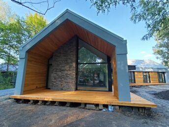 dom elewacja drewniana stodoła taras deska tarasowa drewniana Radonie HJ Latzke