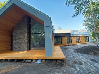 dom elewacja drewniana stodoła taras deska tarasowa drewniana Radonie HJ Latzke