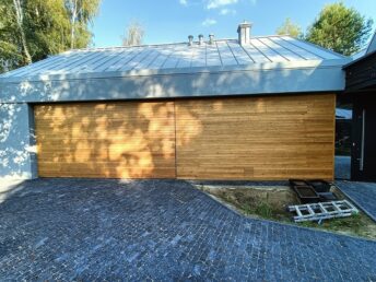 dom elewacja drewniana stodoła taras deska tarasowa drewniana Radonie HJ Latzke