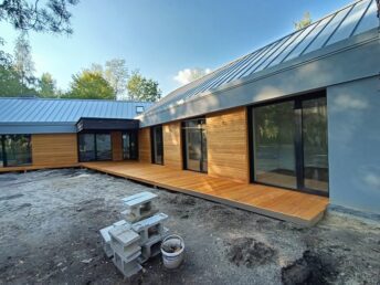 dom elewacja drewniana stodoła taras deska tarasowa drewniana Radonie HJ Latzke