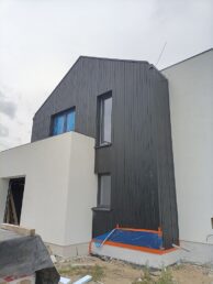 elewacja drewniana wentylowana czarna deska opalana stolarz HJ Latzke