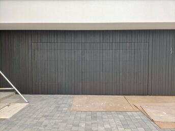 elewacja drewniana wentylowana czarna deska opalana stolarz HJ Latzke