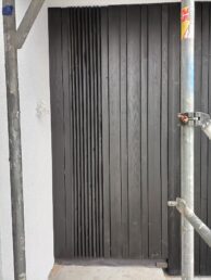 elewacja drewniana wentylowana czarna deska opalana stolarz HJ Latzke