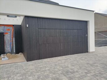 elewacja drewniana wentylowana czarna deska opalana stolarz HJ Latzke