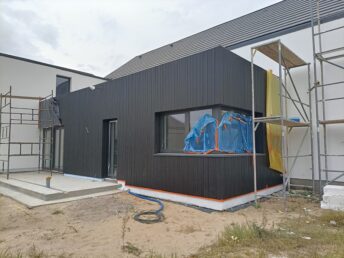 elewacja drewniana wentylowana czarna deska opalana stolarz HJ Latzke