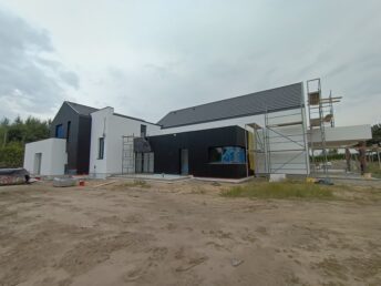 elewacja drewniana wentylowana czarna deska opalana stolarz HJ Latzke