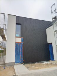 elewacja drewniana wentylowana czarna deska opalana stolarz HJ Latzke