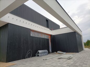 elewacja drewniana wentylowana czarna deska opalana stolarz HJ Latzke