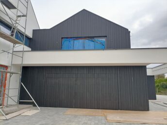 elewacja drewniana wentylowana czarna deska opalana stolarz HJ Latzke