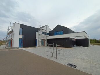 elewacja drewniana wentylowana czarna deska opalana stolarz HJ Latzke