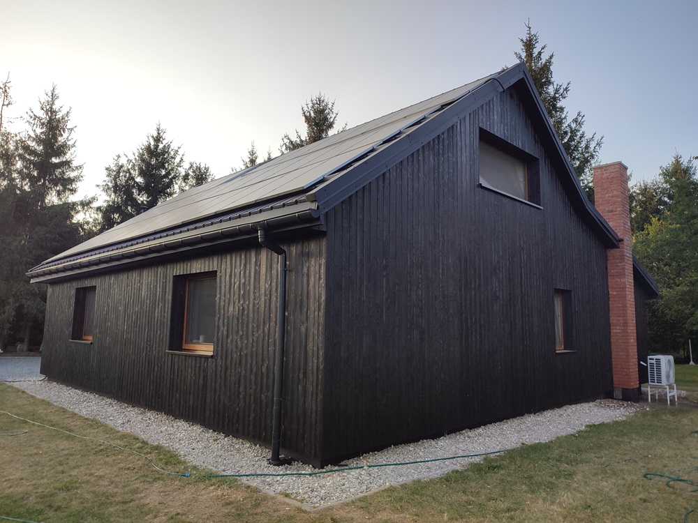 dom drewniany stary 200-letni remont modernizacja elewacja drewniana czarna deska opalana Pracownia Stolarska Latzke