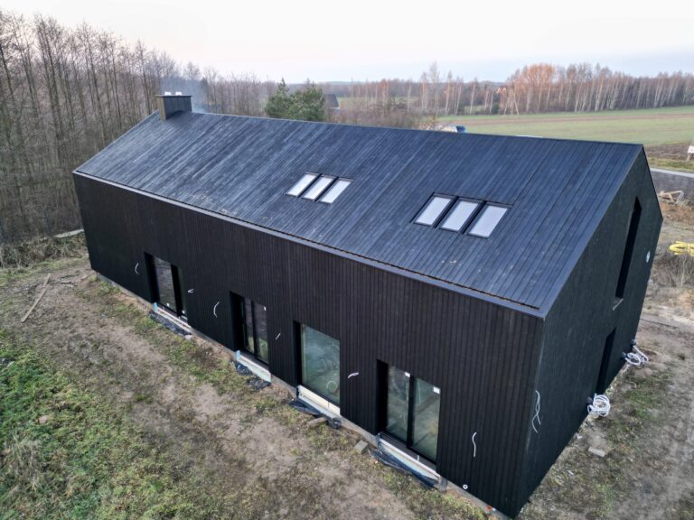 dom stodoła deska opalana na dachu elewacji przejście taras Latzke Pracownia Stolarska