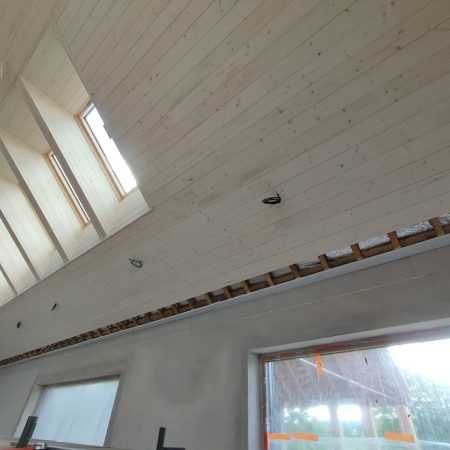 Boazeria na suficie z desek świerkowych bielonych. boazeria na suficie deska na suficie deska świerkowa bielona Pracownia Stolarska Latzke