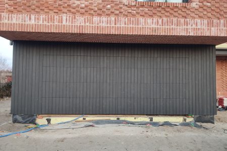 brama garażowa fasadowa brama garażowa z deską opalaną elewacyjną Pracownia Stolarska Latzke