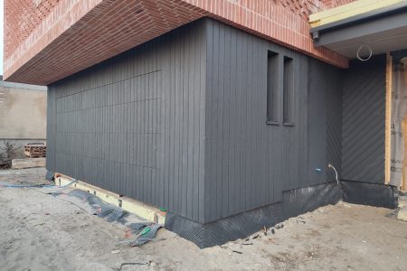 brama garażowa fasadowa brama garażowa z deską opalaną elewacyjną Pracownia Stolarska Latzke