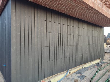 brama garażowa fasadowa brama garażowa z deską opalaną elewacyjną Pracownia Stolarska Latzke