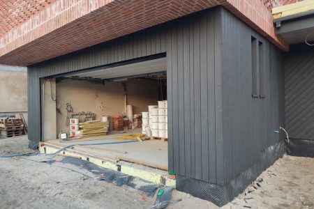 brama garażowa fasadowa brama garażowa z deską opalaną elewacyjną Pracownia Stolarska Latzke