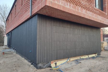 brama garażowa fasadowa brama garażowa z deską opalaną elewacyjną Pracownia Stolarska Latzke