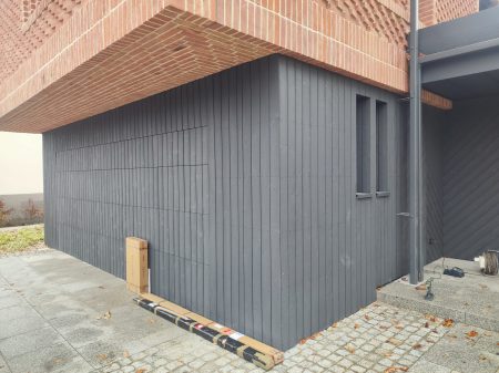 brama garażowa fasadowa elewacja drewniana deska opalana Pracownia Stolarska Latzke