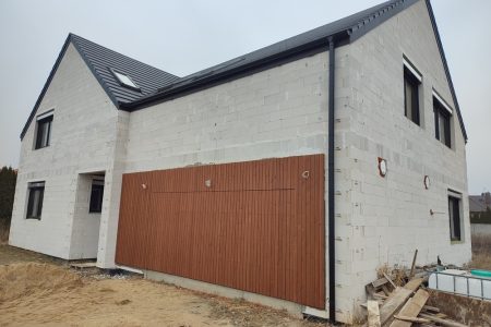 brama garażowa fasadowa w elewacji brama garażowa elewacja drewniana Pracownia Stolarska Latzke