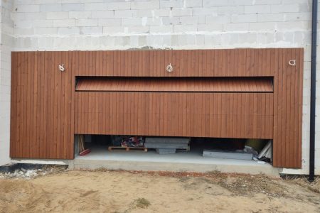 brama garażowa fasadowa w elewacji brama garażowa elewacja drewniana Pracownia Stolarska Latzke