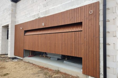 brama garażowa fasadowa w elewacji brama garażowa elewacja drewniana Pracownia Stolarska Latzke