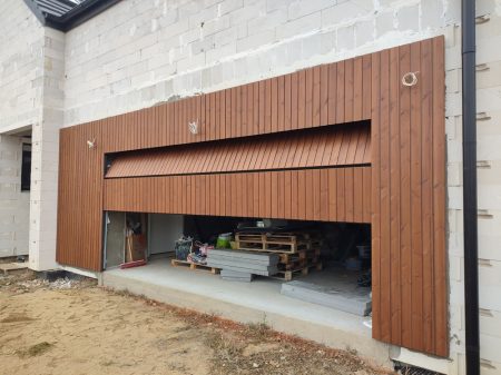 brama garażowa fasadowa w elewacji brama garażowa elewacja drewniana Pracownia Stolarska Latzke