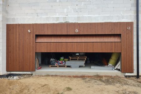 brama garażowa fasadowa w elewacji brama garażowa elewacja drewniana Pracownia Stolarska Latzke