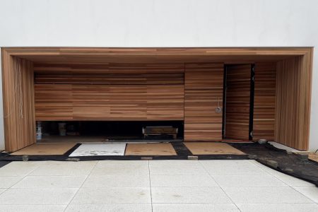 brama garażowa fasadowa zlicowana z elewacją obudowana deskami elewacyjnymi cedr kanadyjski Pracownia Stolarska Latzke