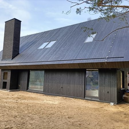 Czarna deska opalana na dachu i elewacji domu. deska opalana elewacyjna elewacja drewniana dach drewniany HJ Latzke