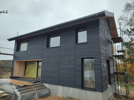 elewacja domu jednorodzinnego elewacja drewniana z desek opalanych Pracownia Stolarska Latzke