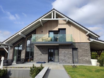 elewacja drewniana deska modrzew cegła licówka Pracownia Stolarska Latzke