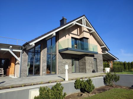 elewacja drewniana deska modrzew cegła licówka Pracownia Stolarska Latzke