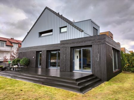 elewacja drewniana deska opalana fabrycznie modrzew syberyski mocno szczotkowany Pracownia Stolarska Latzke