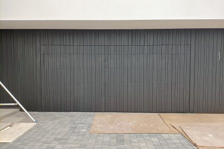 elewacja drewniana wentylowana czarna deska opalana stolarz HJ Latzke