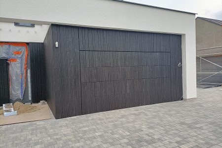 elewacja drewniana wentylowana czarna deska opalana stolarz HJ Latzke