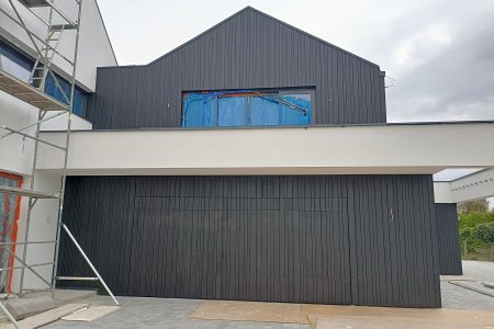 elewacja drewniana wentylowana czarna deska opalana stolarz HJ Latzke