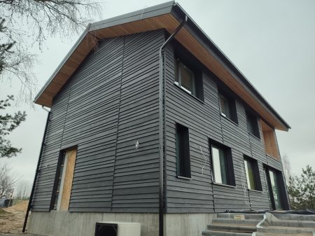 elewacja domu jednorodzinnego elewacja drewniana z desek opalanych Pracownia Stolarska Latzke