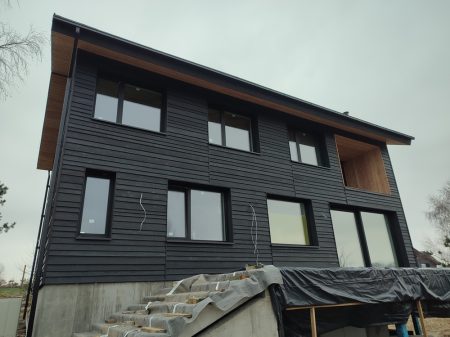 elewacja domu jednorodzinnego elewacja drewniana z desek opalanych Pracownia Stolarska Latzke