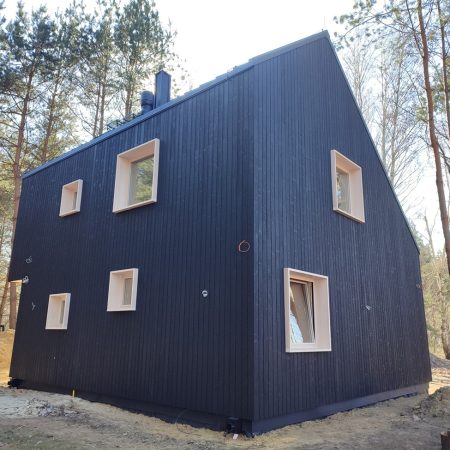 Elewacja drewniana wentylowana z desek opalanych. elewacja drewniana wentylowana deska opalana czarna czerń i biel Pracownia Stolarska Latzke