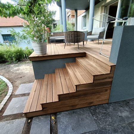 Taras i schody z thermo jesionu. schody drewniane taras deska tarasowa drewniana Poznań HJ Latzke stolarz cieśla