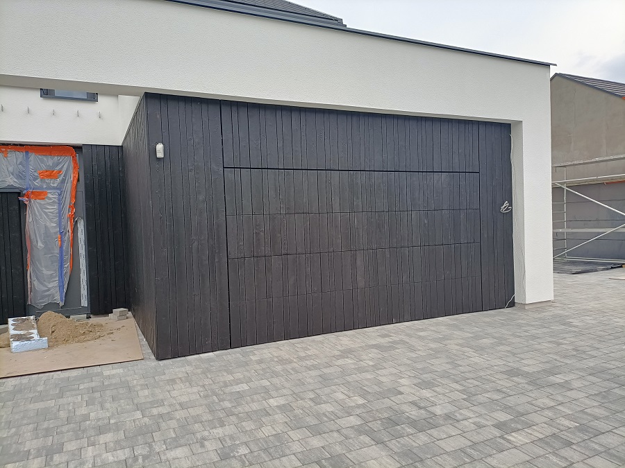 elewacja drewniana wentylowana czarna deska opalana stolarz HJ Latzke