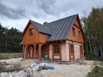 elewacja drewniana malowana drewno świerkowe deski Latzke stolarz cieśla