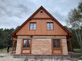 elewacja drewniana malowana drewno świerkowe deski Latzke stolarz cieśla