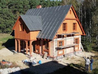 elewacja drewniana malowana drewno świerkowe deski Latzke stolarz cieśla