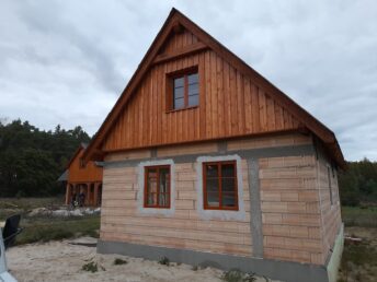 elewacja drewniana malowana drewno świerkowe deski Latzke stolarz cieśla