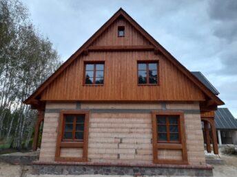 elewacja drewniana malowana drewno świerkowe deski Latzke stolarz cieśla